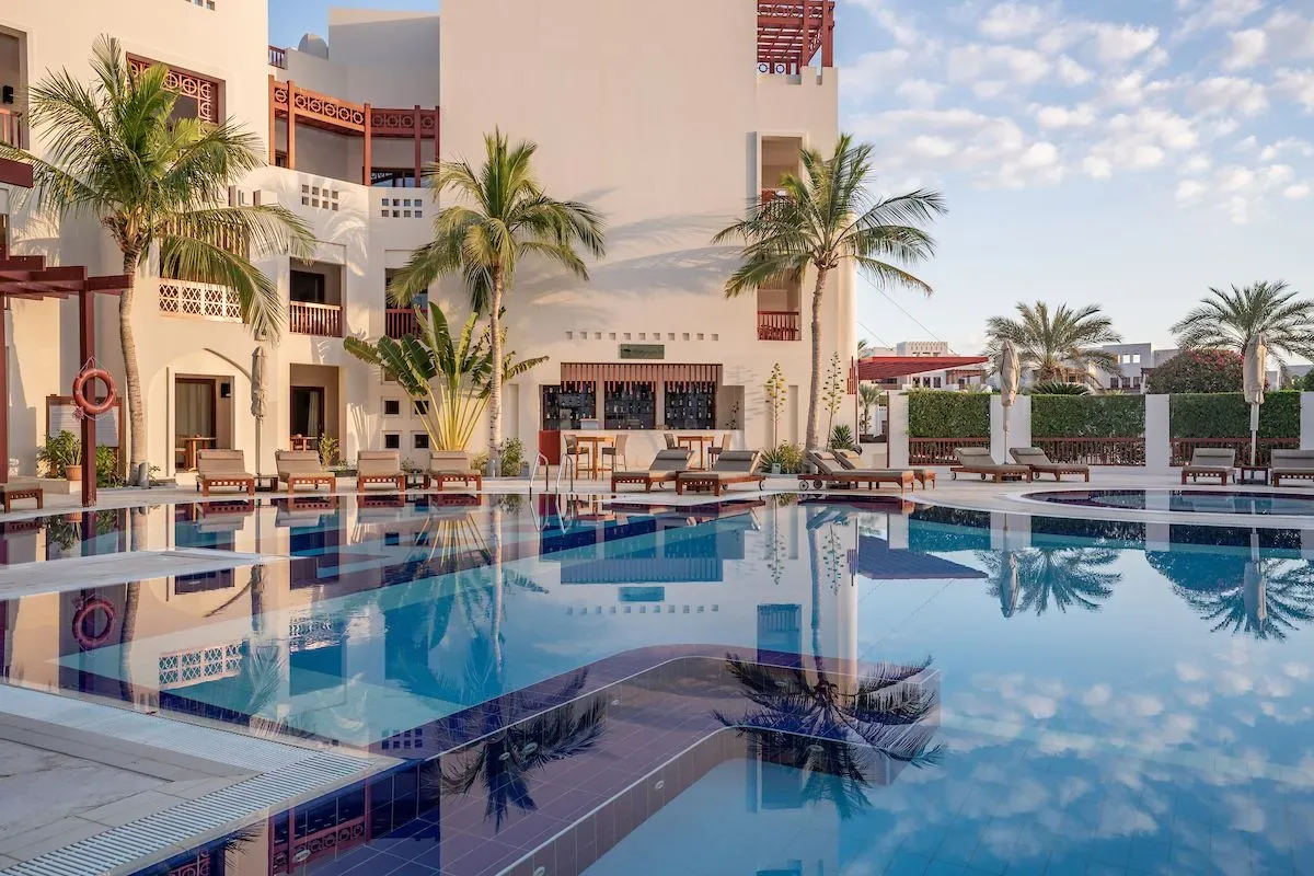 sifawy-pool-at-sunset